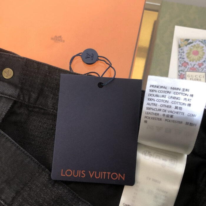 Jeans di lusso Louis Vuitton con tag nero, scatola elegante e dettagli di alta qualità.