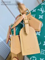 Borsa Louis Vuitton verde con monogramma, dettagli in pelle e hardware lucido, stile di lusso.