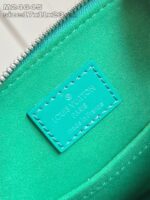 Etichetta interna Louis Vuitton in turchese, made in France, dettagli di alta qualità e stile di lusso.