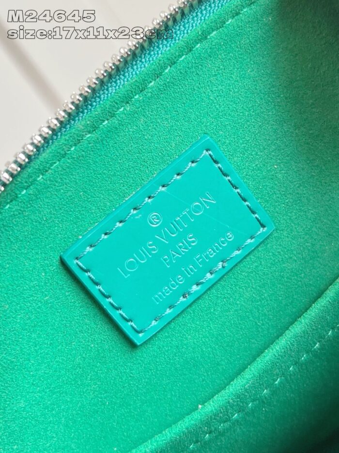 Etichetta interna Louis Vuitton in turchese, made in France, dettagli di alta qualità e stile di lusso.