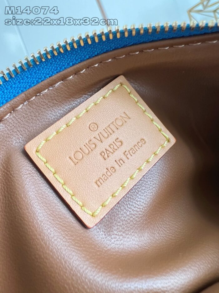 Etichetta Louis Vuitton interna, lusso, qualità e dettagli raffinati in unaccurata borsa di moda.