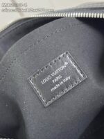 Etichetta interna Louis Vuitton, lusso italiano, qualità e artigianato in raffinato design minimalista.