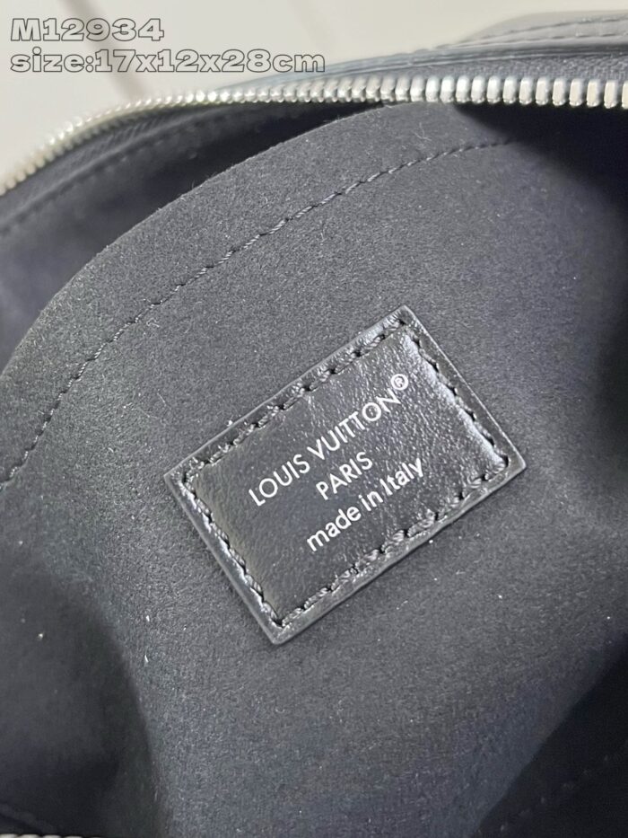 Etichetta interna Louis Vuitton, lusso italiano, qualità e artigianato in raffinato design minimalista.