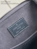 Interno di una borsa Louis Vuitton, etichetta di lusso e dettagli eleganti.