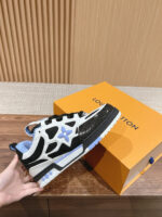 Sneaker Louis Vuitton bianca con stella viola, design moderno e materiali di lusso.