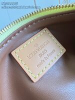 Interno di una borsa Louis Vuitton con etichetta in pelle e dettagli in oro.