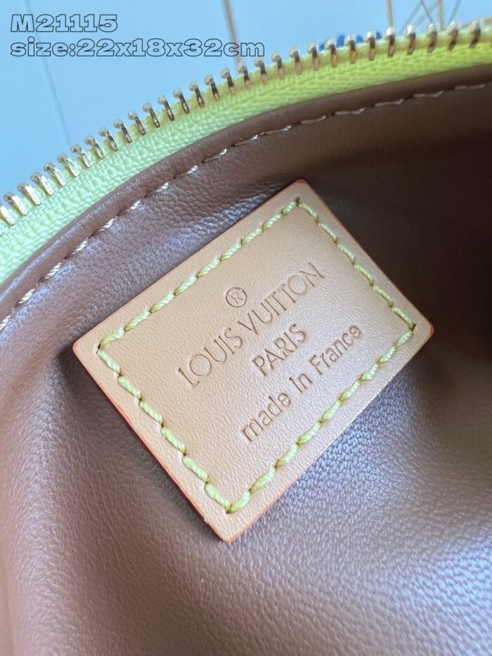 Interno di una borsa Louis Vuitton con etichetta in pelle e dettagli in oro.