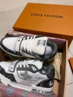 Sneaker Louis Vuitton di lusso bianco e grigio nella scatola arancione, stile moderno e raffinato.