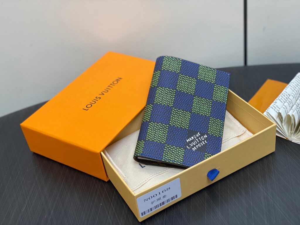 Portafoglio Louis Vuitton in confezione elegante, design moderno con pattern colorato e simbolo iconico.