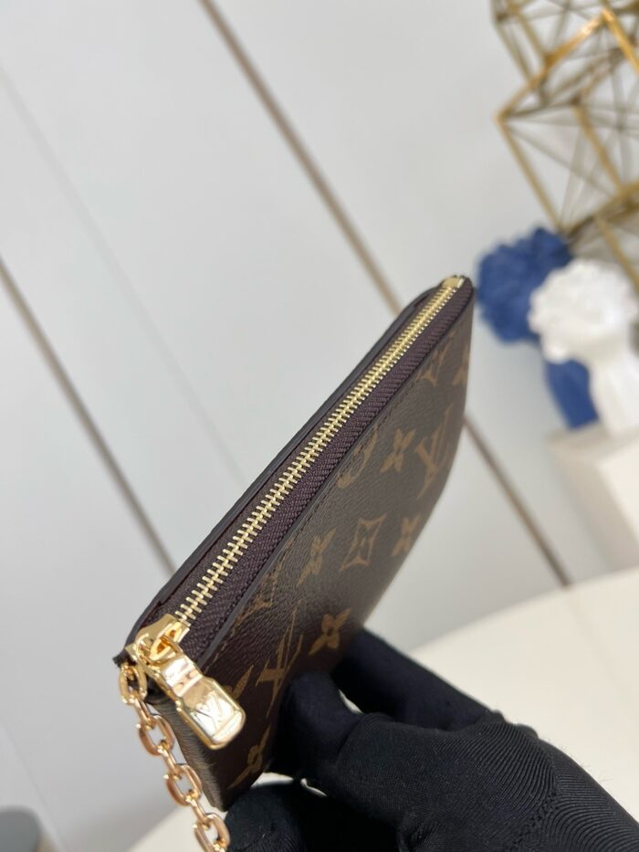 Portafoglio Louis Vuitton Monogram con zip dorata, elegante e di alta qualità.