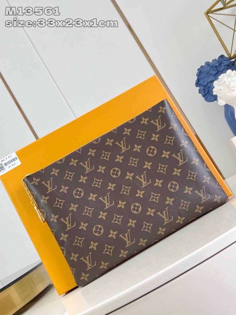 Pochette Louis Vuitton Monogram con scatola arancione, elegante e versatile, in stile di lusso.