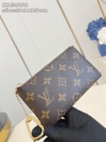 Portafoglio Louis Vuitton Monogram con zip, catena dorata e stile di lusso elegante.