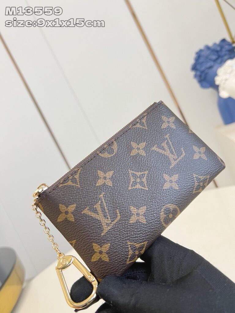 Portafoglio Louis Vuitton Monogram con zip, catena dorata e stile di lusso elegante.