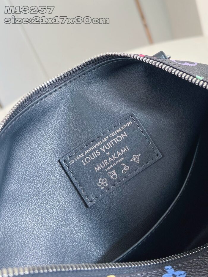Interno elegante di borsa Louis Vuitton Murakami, design esclusivo 21x17x30cm, stile e lusso.