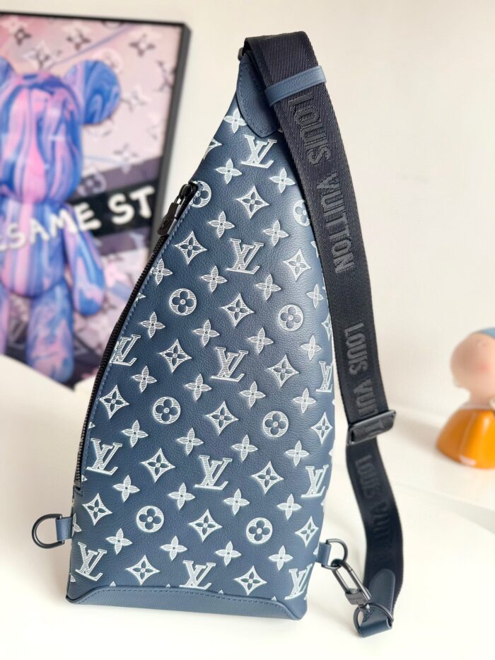 Borsa a tracolla Louis Vuitton blu con monogramma, silhouette triangolare, stile moderno e di lusso.