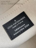 Etichetta Louis Vuitton Paris Autunno-Inverno 2024 Uomo, autenticità e stile di alta moda.