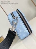 Borsa Louis Vuitton azzurro pastello, con monogramma, zip nero e tracolla regolabile di lusso.