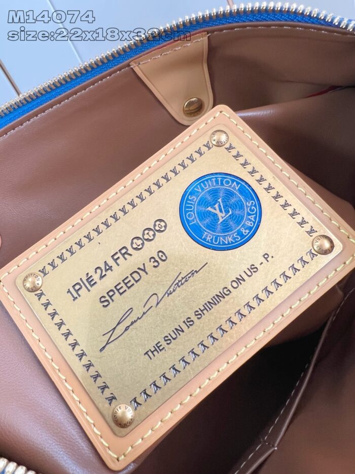 Dettagli interno della borsa Louis Vuitton Speedy 30, tag di lusso in oro con logo e stile raffinato.