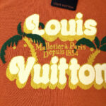 Logo Louis Vuitton tropicale su sfondo arancione con palme e scritto Heritage dal 1854