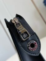 Zaino Louis Vuitton, dettaglio cerniera metallica e logo iconico su materiale di alta qualità.
