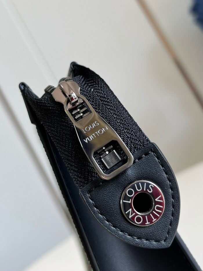Zaino Louis Vuitton, dettaglio cerniera metallica e logo iconico su materiale di alta qualità.