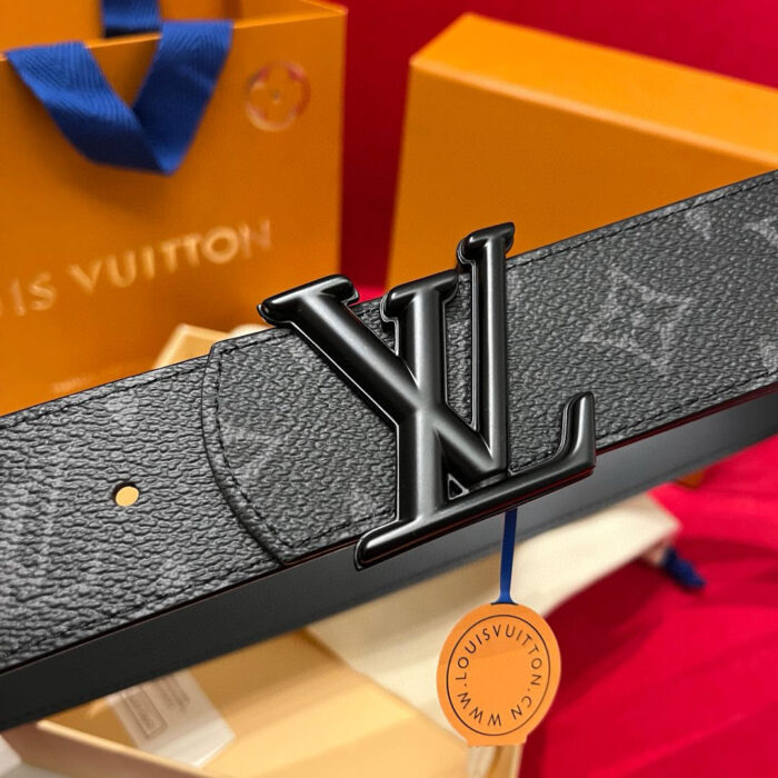 Cintura in pelle Louis Vuitton con fibbia logo iconica e packaging esclusivo.