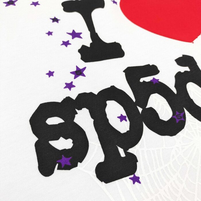Design colorato con cuore rosso, stelle viola e atmosfera spooky, perfetto per gadget divertenti.