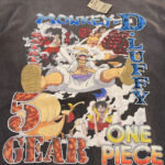 Maglietta One Piece Luffy Gear 5, design vibrante e dinamico per i fan anime.