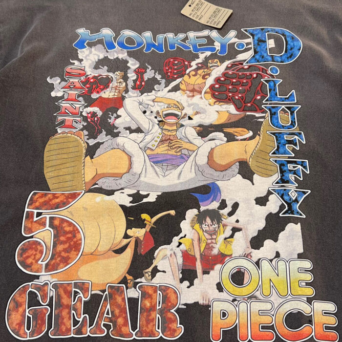 Maglietta One Piece Luffy Gear 5, design vibrante e dinamico per i fan anime.