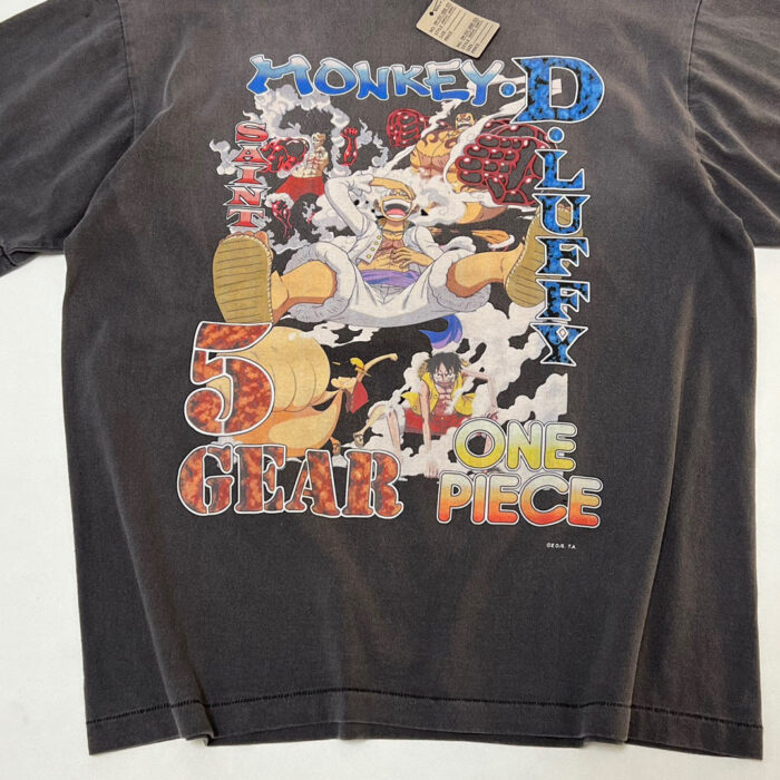 Maglietta nera con Luffy Gear 5, design energico e vibrante per fan di One Piece.
