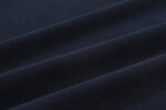Tessuto navy blu di lusso, elegante e morbido, ideale per abbigliamento e arredamento raffinato.