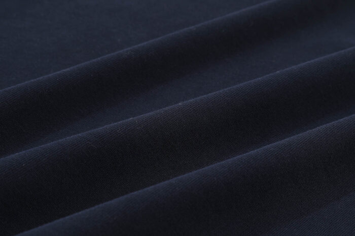Tessuto navy blu di lusso, elegante e morbido, ideale per abbigliamento e arredamento raffinato.