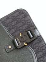 Borsa di lusso in tessuto grigio con dettagli oro e chiusura elegante.