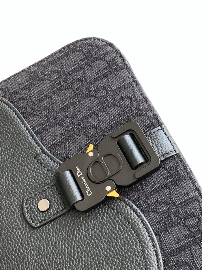 Borsa di lusso in tessuto grigio con dettagli oro e chiusura elegante.