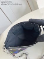 Interno elegante di borsa moderna, spazio organizzato e stile trendy, con dettagli in metallo.