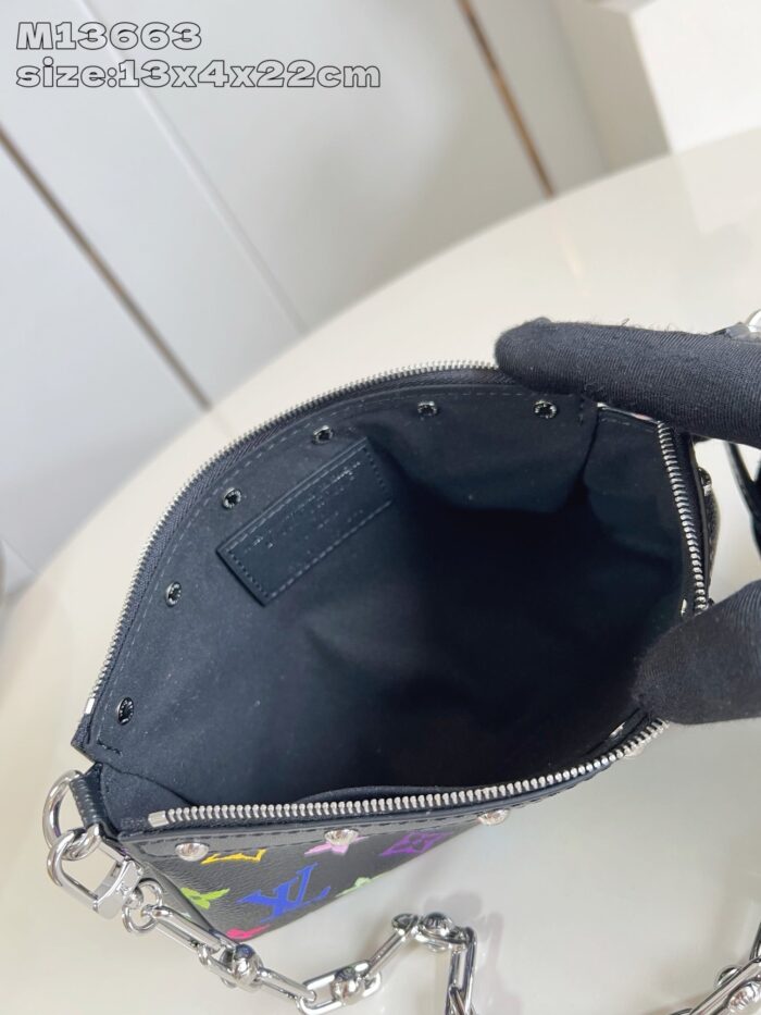Interno elegante di borsa moderna, spazio organizzato e stile trendy, con dettagli in metallo.