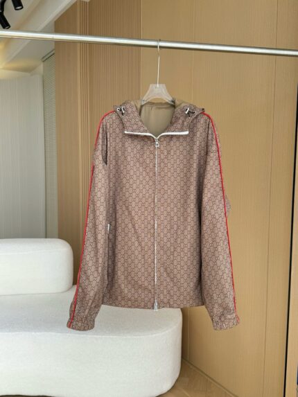 Giacca sportiva beige con monogramma, strisce rosse e cappuccio, elegante e resistente.