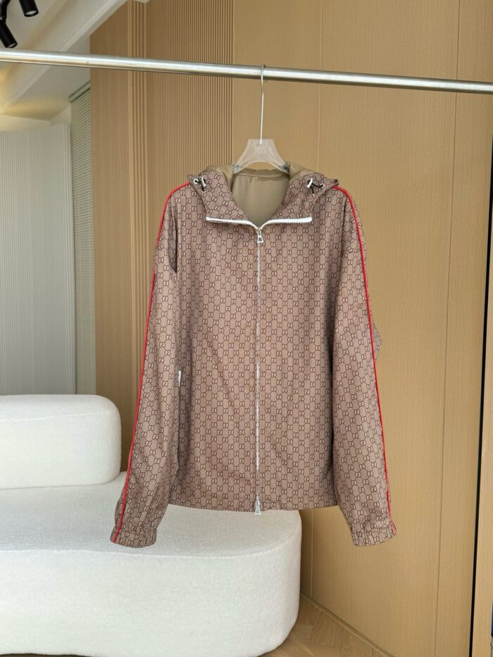 Giacca sportiva beige con monogramma, strisce rosse e cappuccio, elegante e resistente.