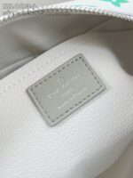Etichetta interna Louis Vuitton Made in France, lusso e qualità in pelle bianca raffinata.