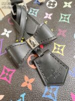 Festone in pelle nero Louis Vuitton con dettagli colorati e tag in forma pentagonale.