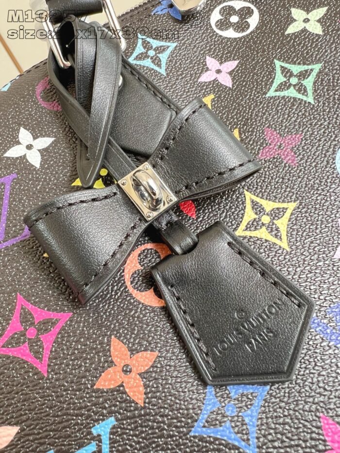 Festone in pelle nero Louis Vuitton con dettagli colorati e tag in forma pentagonale.