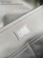 Interno di borsa di lusso con etichetta in pelle e tessuto raffinato.