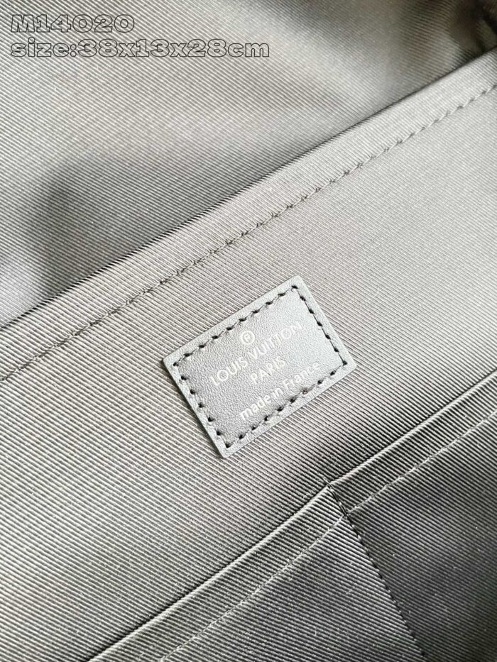 Interno di borsa di lusso con etichetta in pelle e tessuto raffinato.