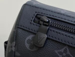 Dettaglio di una borsa di lusso in pelle con monogramma e zip elegante.