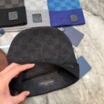 Beanie Louis Vuitton in vari colori, stile elegante e di lusso per linverno.
