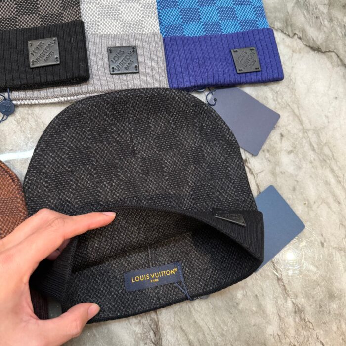 Beanie Louis Vuitton in vari colori, stile elegante e di lusso per linverno.