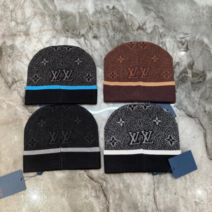 Cappelli beanie di lusso Louis Vuitton in vari colori su sfondo marmo elegante.