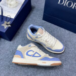 Sneaker di lusso beige e azzurre con logo iconico, stile elegante e qualità premium.