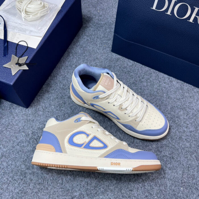 Sneaker di lusso beige e azzurre con logo iconico, stile elegante e qualità premium.