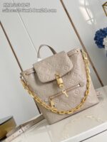 Borsa beige elegante con dettagli oro, catena raffinata e design versatile adatto a ogni occasione.